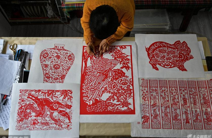 Yantai artist shows charms of paper-cutting