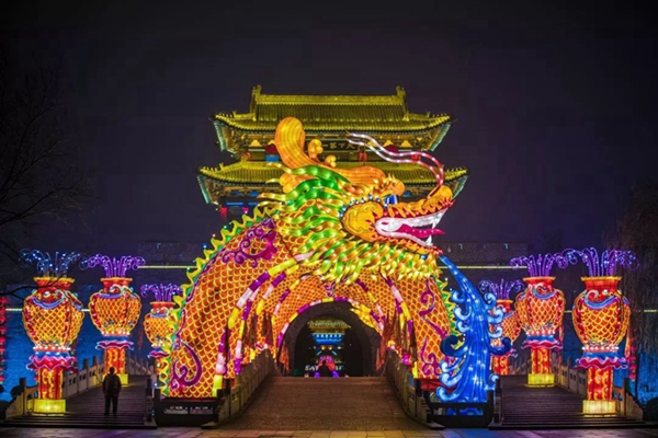 Enjoy lantern show in Taierzhuang ancient town