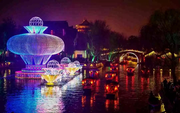 Enjoy lantern show in Taierzhuang ancient town