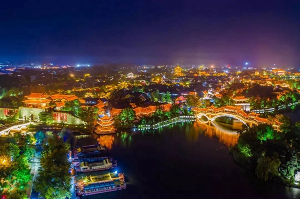 Enjoy lantern show in Taierzhuang ancient town