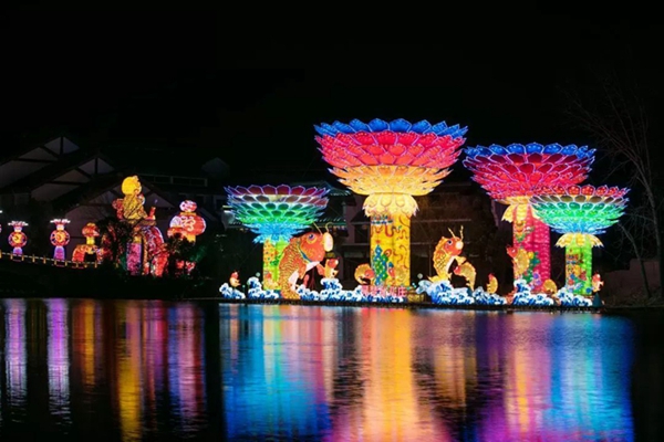 Enjoy lantern show in Taierzhuang ancient town