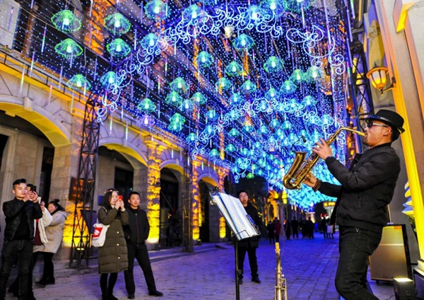 Enjoy lantern show in Taierzhuang ancient town