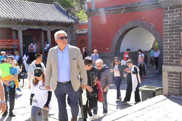 Guests from World Senior Tourism Congress visit Mount Tai