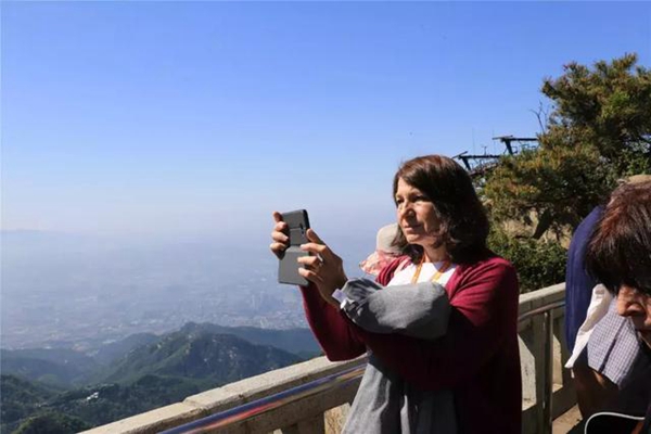 Guests from World Senior Tourism Congress visit Mount Tai