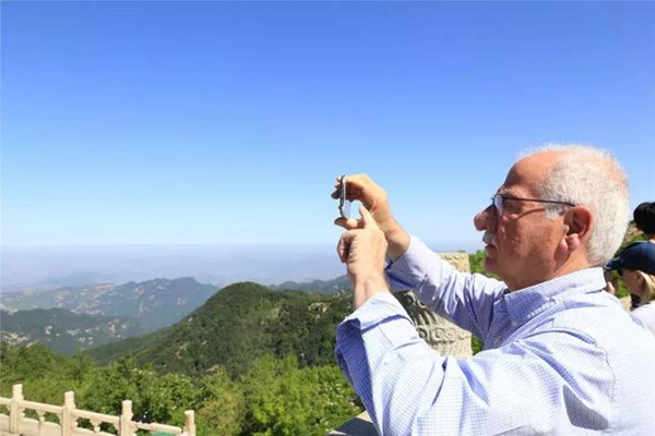 Guests from World Senior Tourism Congress visit Mount Tai