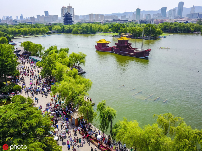 Daming Lake stages traditional dragon boat race