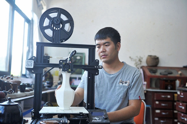 Young man polishes business with Chinese lacquerwork