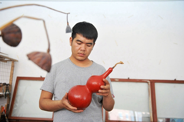 Young man polishes business with Chinese lacquerwork