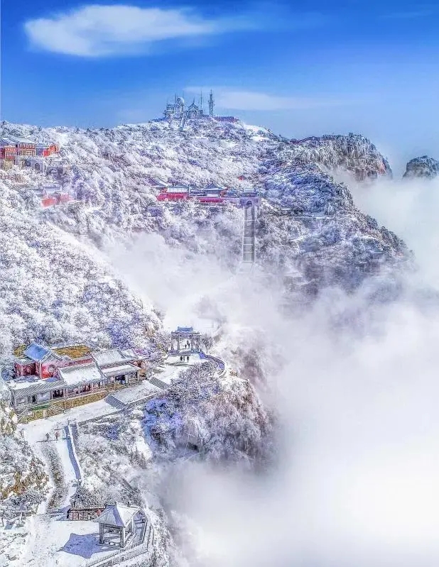 Soft rime dazzles visitors in Shandong