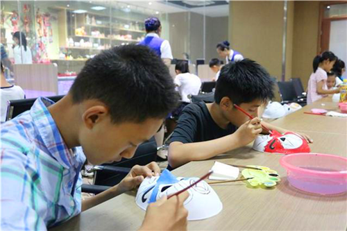 Shandong intangible cultural heritage classroom: paint your own shehuo mask