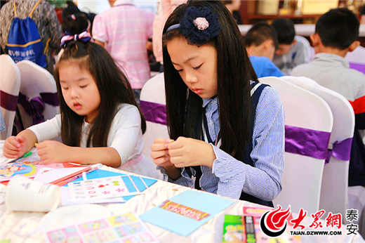 Pupils decorate 100-meter-long scroll to celebrate Teachers' Day