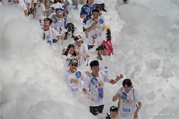 People have fun in 'Bubble Run' in Yantai