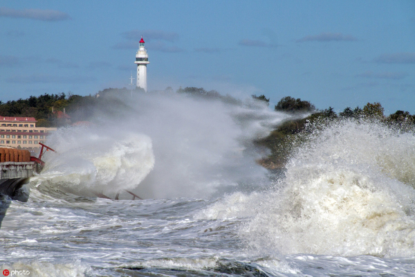 Cold front brings large waves along Yantai coast