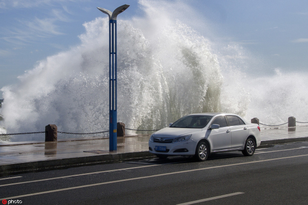 Cold front brings large waves along Yantai coast