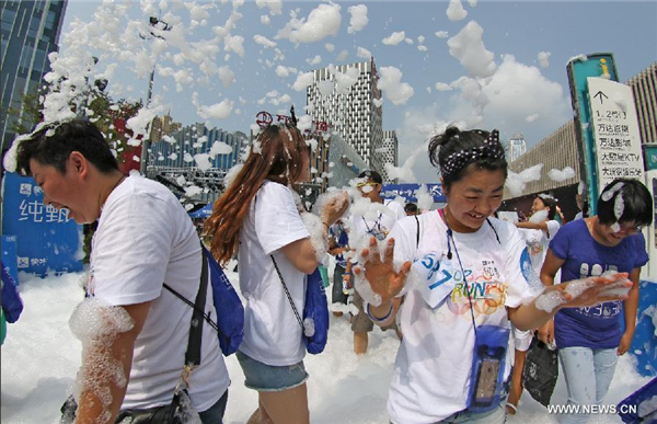 People have fun in 'Bubble Run' in Yantai