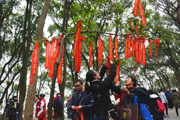 Make New Year wishes at Chenshan Mountain