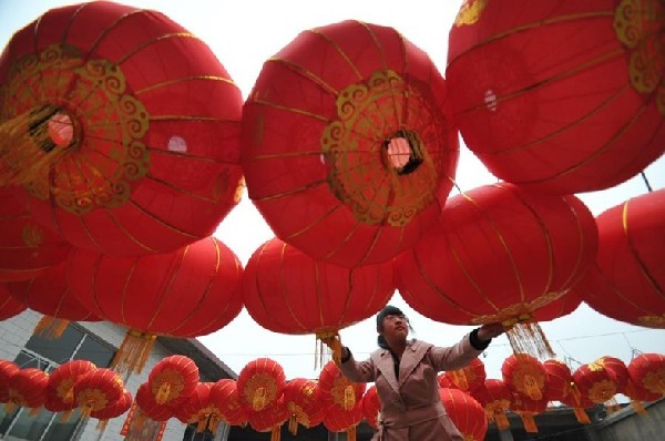 Red lanterns made in N China to prepare for upcoming Lantern Festival