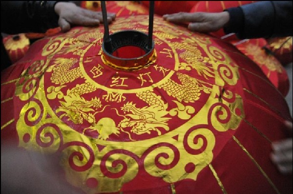 Red lanterns made in N China to prepare for upcoming Lantern Festival