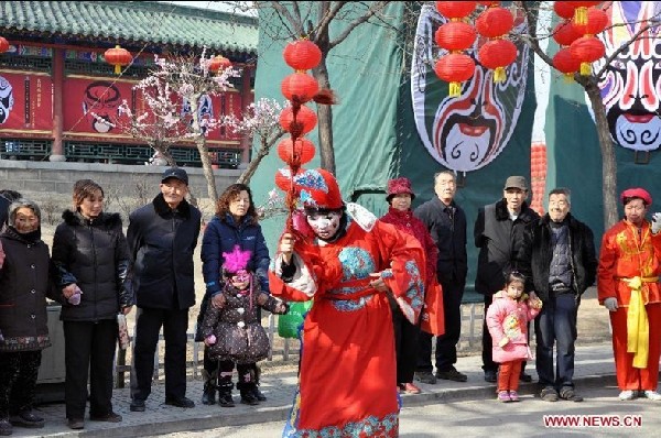 Folk artists perform at temple fair in Taiyuan