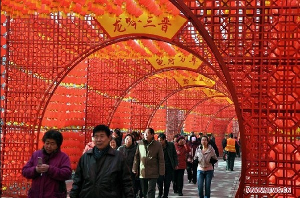 Folk artists perform at temple fair in Taiyuan