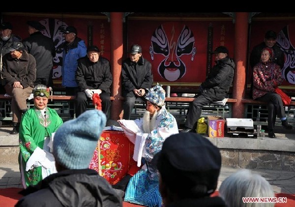 Folk artists perform at temple fair in Taiyuan