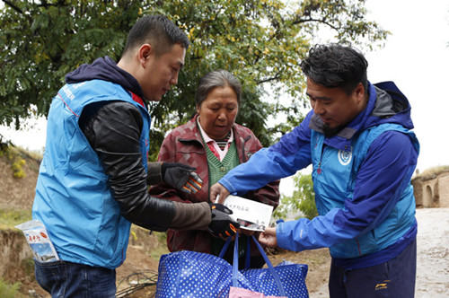 Beijing volunteers make donations in Pingyao