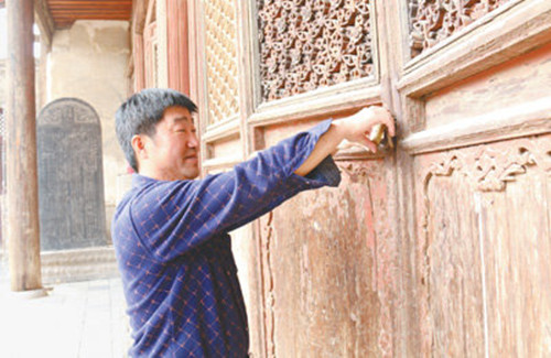 Temple guardian enjoys new internet fame