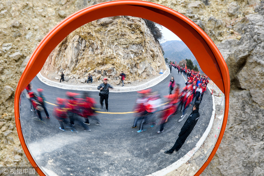 On their way: Hundreds of students hike in Shanxi