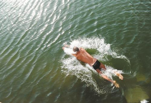 Swimmers brave freezing Fenhe River