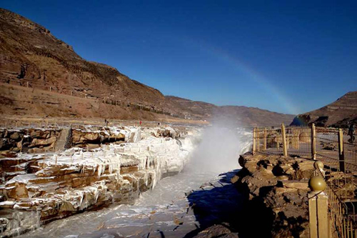 'Ice waterfall jade pot' forms in Hukou Waterfall