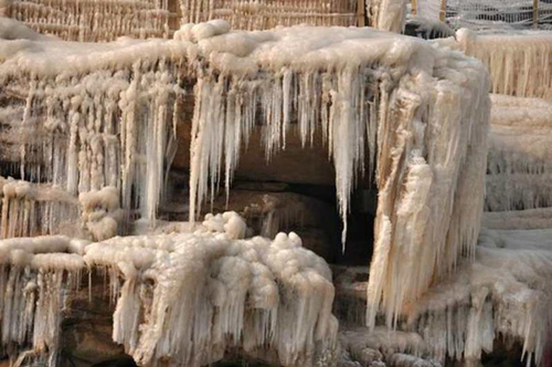 'Ice waterfall jade pot' forms in Hukou Waterfall