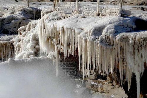 'Ice waterfall jade pot' forms in Hukou Waterfall