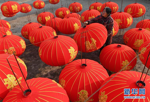 Lantern village busy for New Year's Day