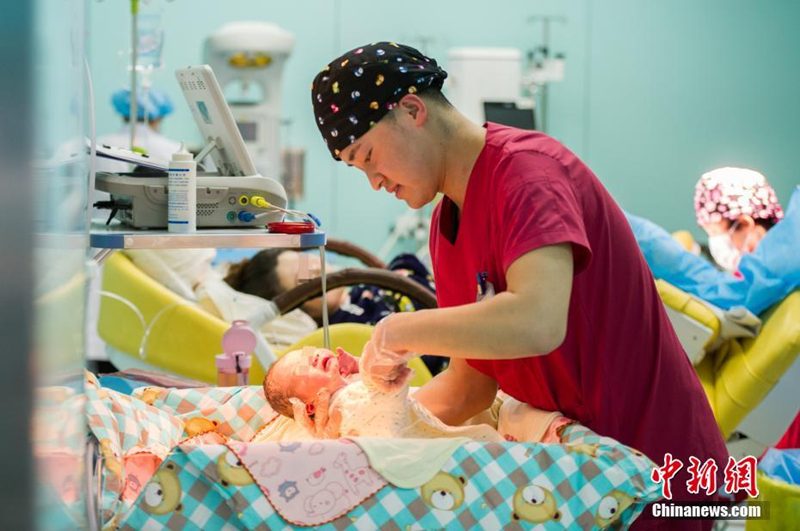 Male midwife delivers more than 200 babies in Shanxi