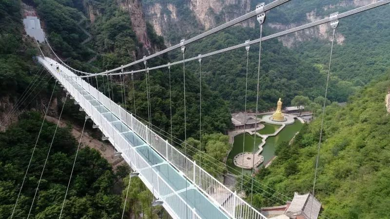 5D glass suspension bridge opens in Shanxi