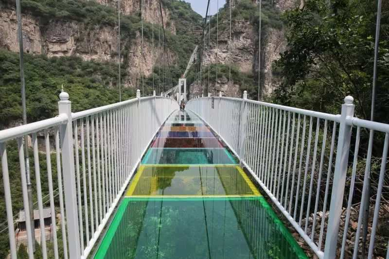 5D glass suspension bridge opens in Shanxi