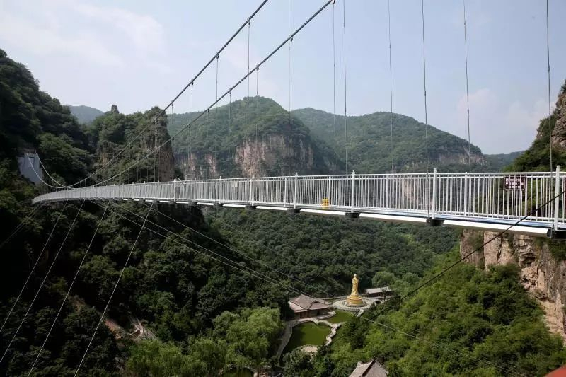 5D glass suspension bridge opens in Shanxi