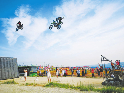 Motorcyclists compete in Shuozhou