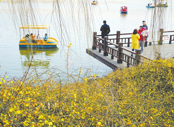 Warmer weather helps fill Taiyuan park