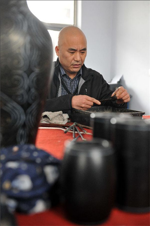 Renaissance of Xinjiang county's carved lacquerware workmanship