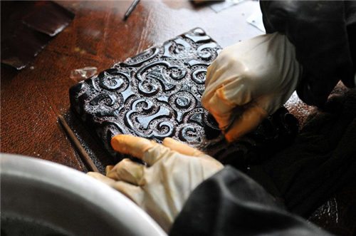 Renaissance of Xinjiang county's carved lacquerware workmanship