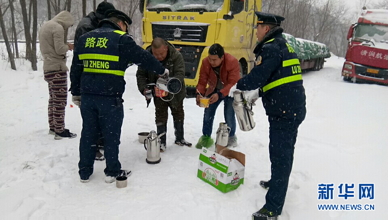 Maintenance workers keep Shanxi on the road