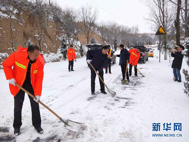 Maintenance workers keep Shanxi on the road