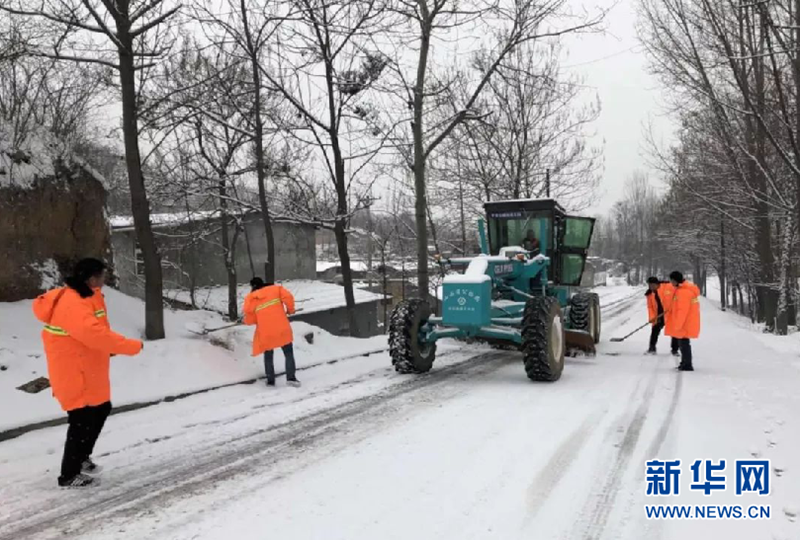 Maintenance workers keep Shanxi on the road