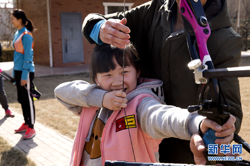 Children learn archery in Taiyuan