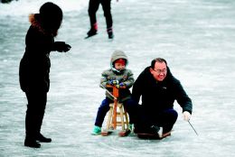 Locals enjoy icy fun at Shanxi University