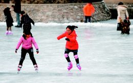 Locals enjoy icy fun at Shanxi University