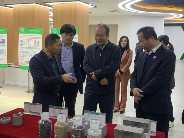 SXU official attends international summit in Xiangyuan