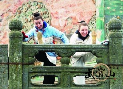 Foreign twin sisters learn Wudang kung fu