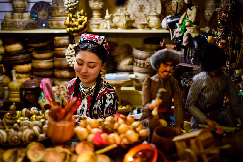 Xinjiang's International Grand Bazaar attracts tourists